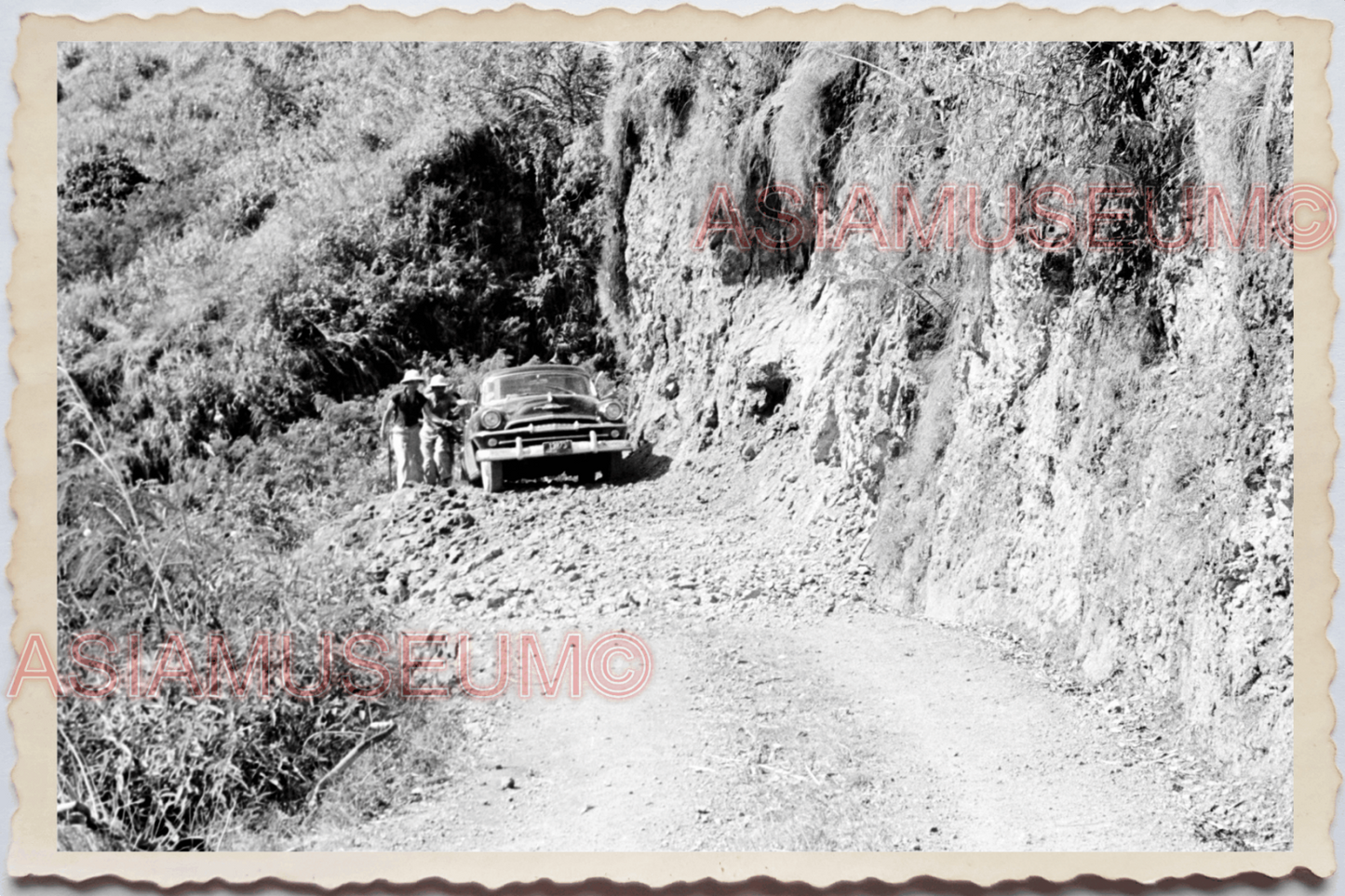 50s PHILIPPINES LUZON IFUGAO BANAUE CAR MOUNTAIN ROAD CLIFF Vintage Photo 24362