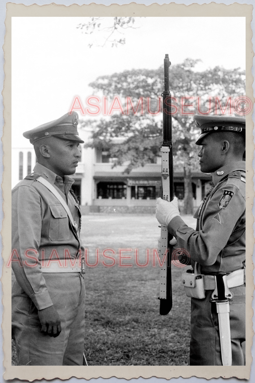 50s PHILIPPINES ARMY SOLDIER GUARD RIFLE GUN PALACE STREET Vintage Photo 26241