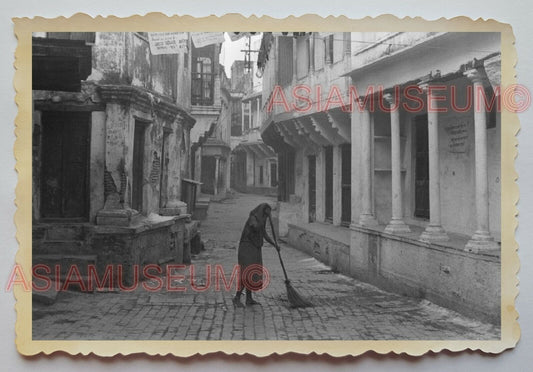 1940s Calcutta BACK STREET SCENE WOMEN LADY SWEEPING Vintage INDIA Photo #1112