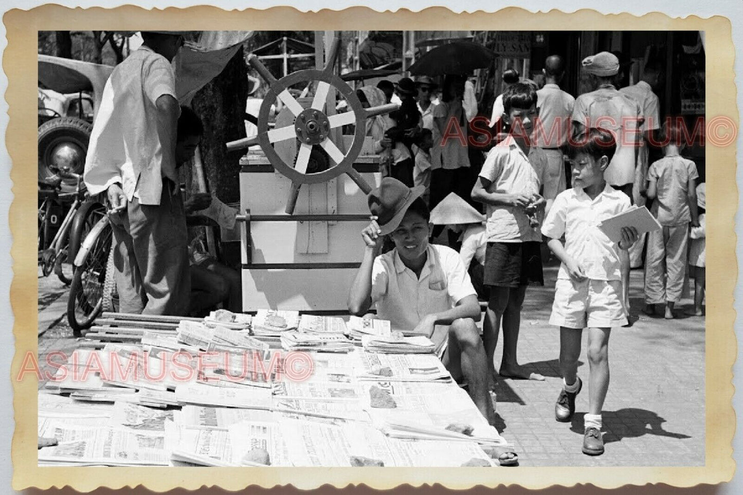 50s Vietnam War Saigon Ho Chi Minh Street Scene Newspaper Boy Vintage Photo #620