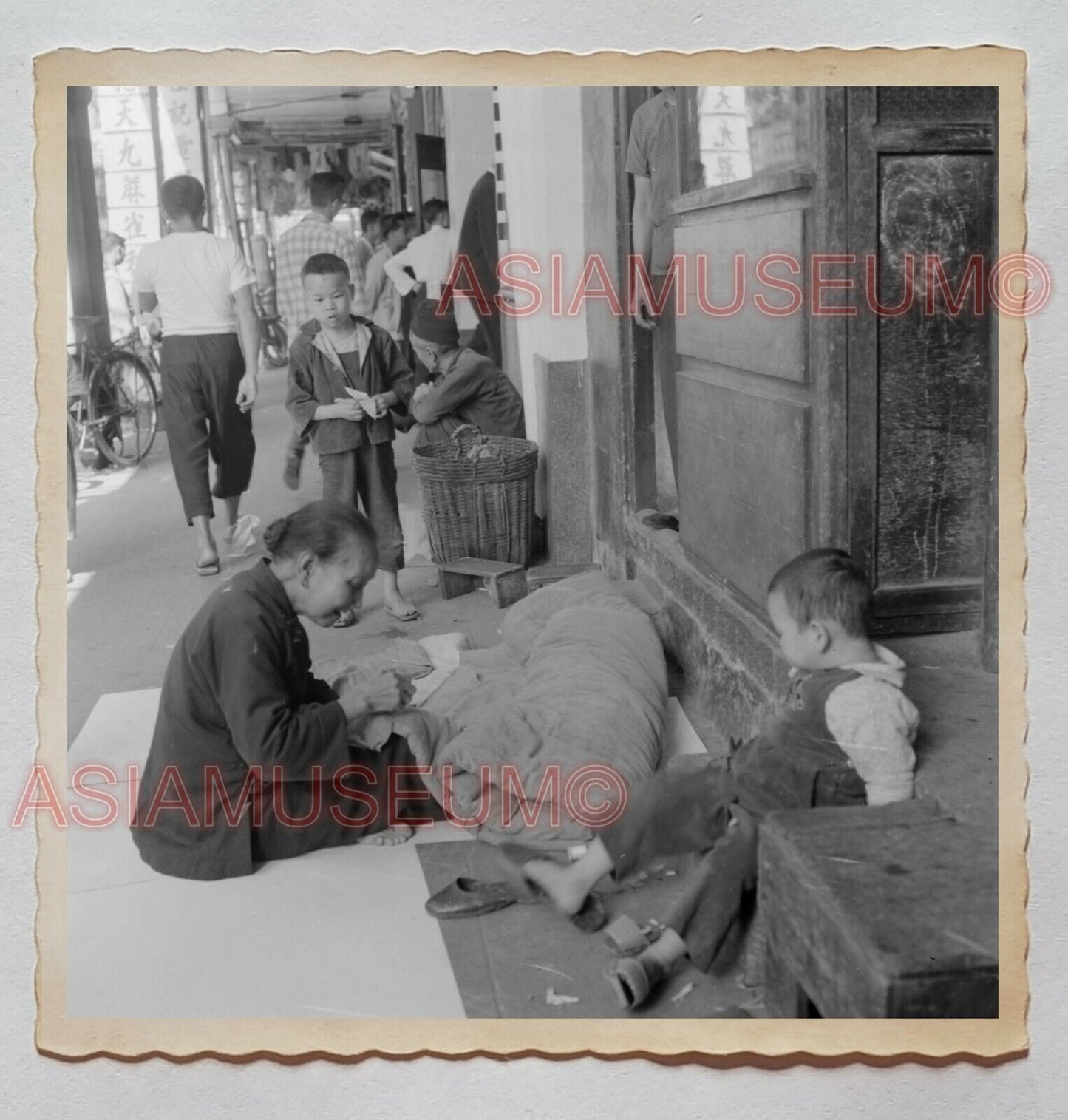 Street Scene Children Boy Women Sew Blanket Vintage Hong Kong Photo 香港旧照片 26970