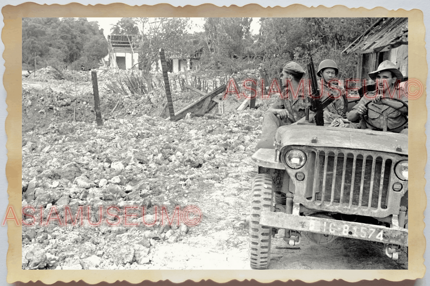 40s WW2 Vietnam FRENCH ARMY SOLDIER PATROL JEEP GUN BOMBING Vintage Photo 26065