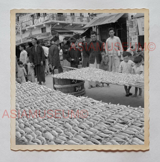 STREET SCENE MARKET DRIED SEAFOOD FISH CHILD Vintage Hong Kong Photo 26947 香港旧照片