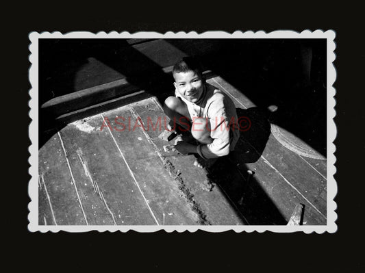 1940s YOUNG MAN BOY CLEAN SHIP BOAT JUNK SEA CHINA Vintage Hong Kong Photo #1583