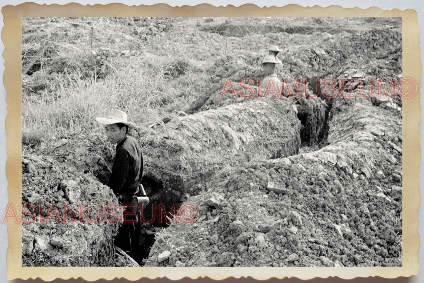 40s WW2 Vietnam MILITARY WAR ARMY TUNNEL BUNKER SOLDIER GUN Vintage Photo 26432