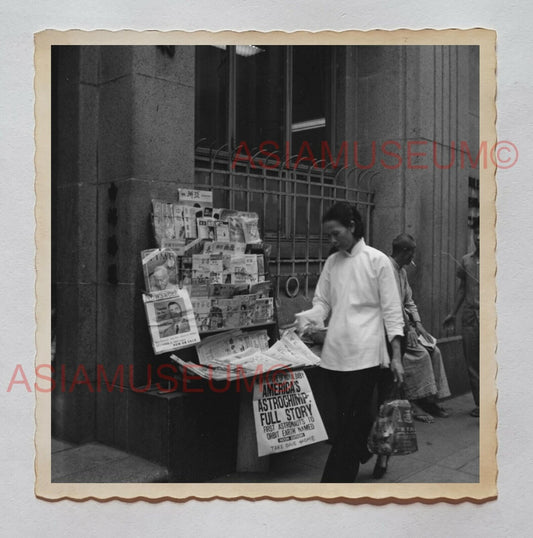 STREET SCENE NEWSPAPER STAND STALL WOMEN B&W Vintage Hong Kong Photo 27383 香港旧照片