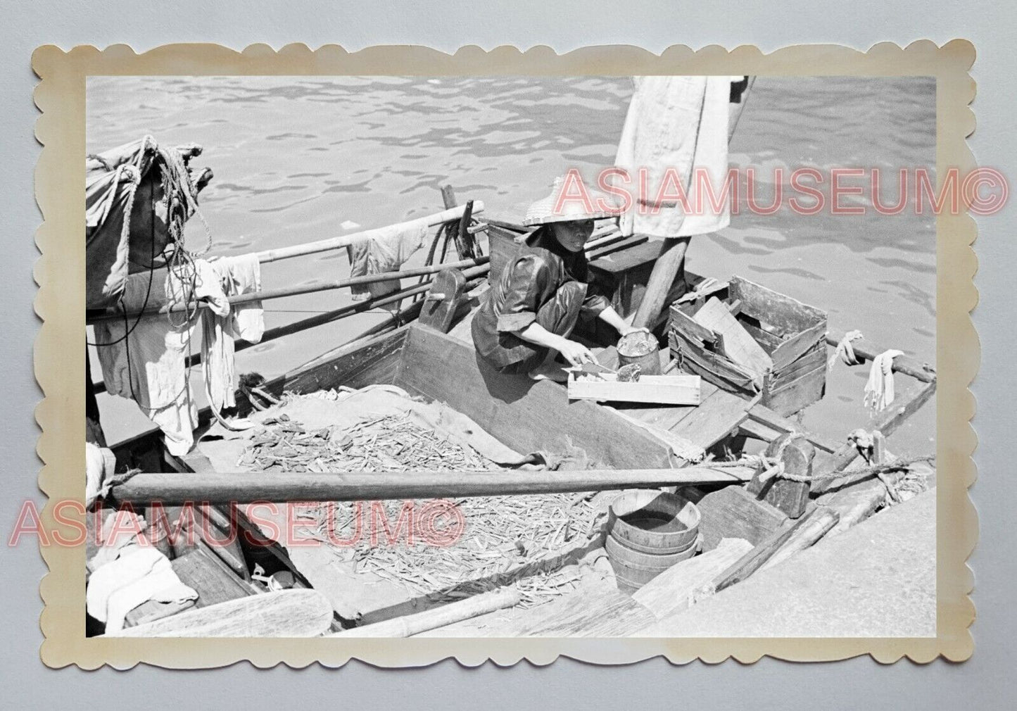 WOMEN SAMPAN BOAT HOUSE COOKING CLEANING B&W VINTAGE HONG KONG Photo 18381 香港旧照片