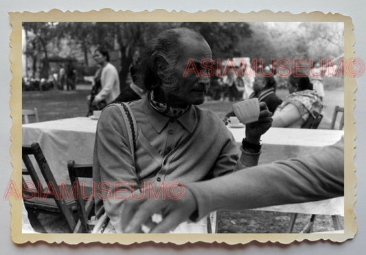 1940s KOLKATA STREET SCENE MAN TEA TIME CAFE PORTRAIT Vintage INDIA Photo #1143