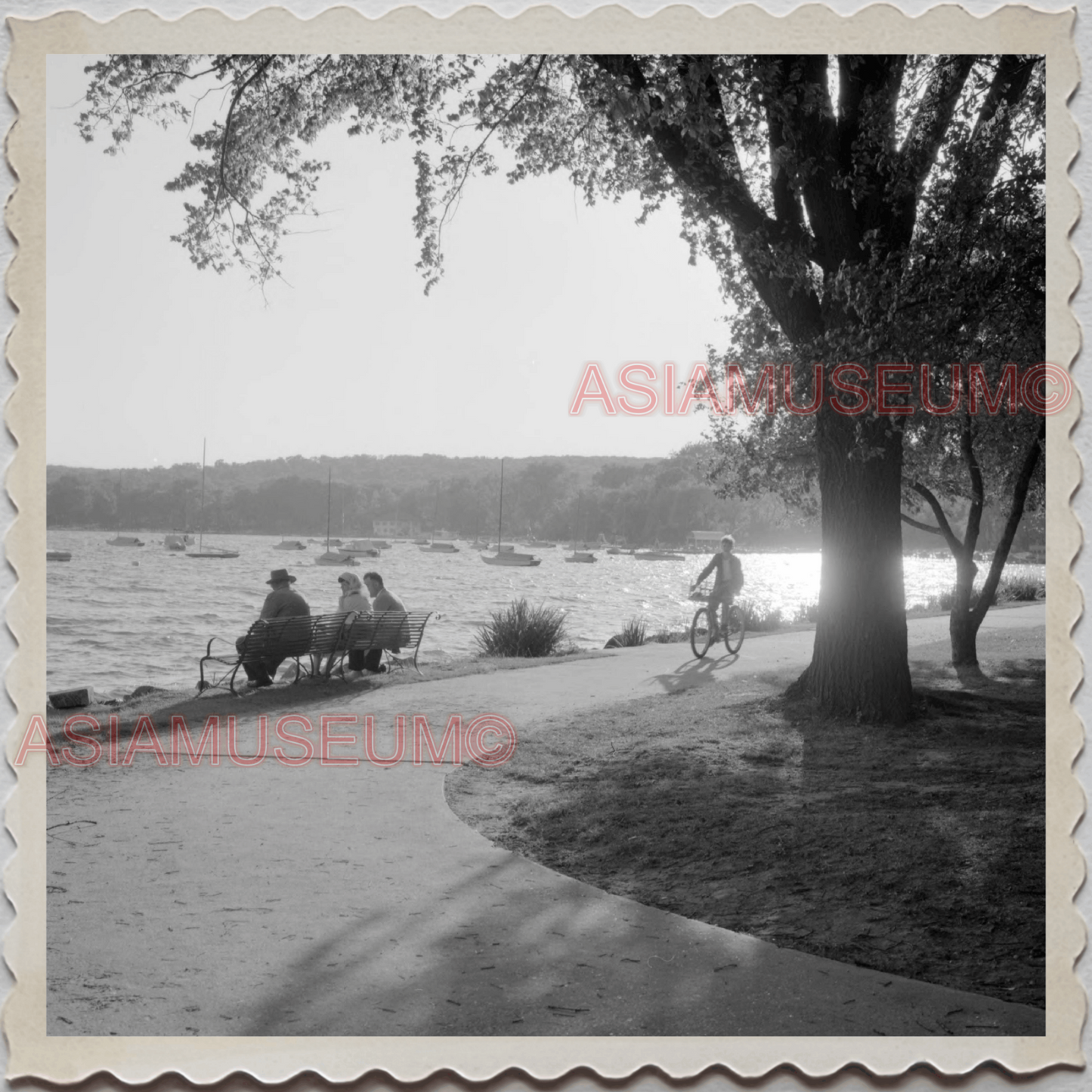 50s LAKE GENEVA WISCONSIN WALWORTH MILWAUKEE PARK WOMEN VINTAGE USA Photo 10409