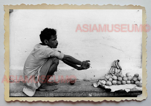 1940s KOLKATA MAN SQUAT STREET VENDOR SHOP FRUITS B&W Vintage INDIA Photo #1129