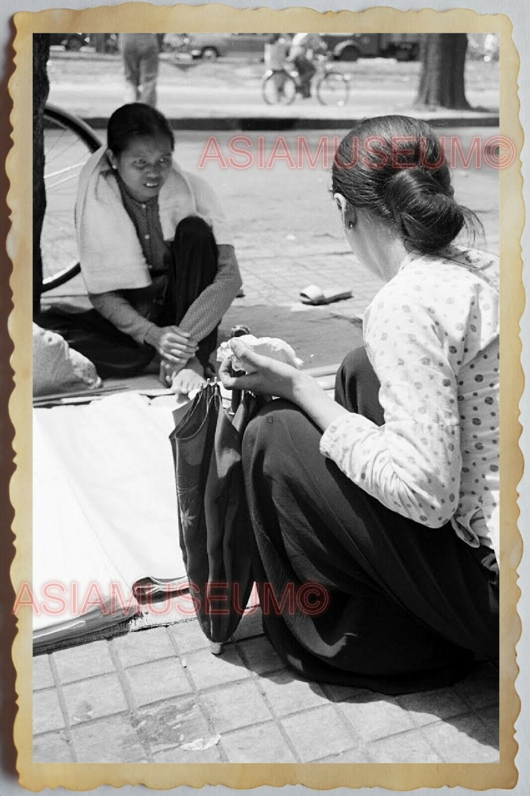 40s Vietnam War SAIGON WOMEN STREET SCENE VENDOR PORTRAIT CAR Vintage Photo 1470