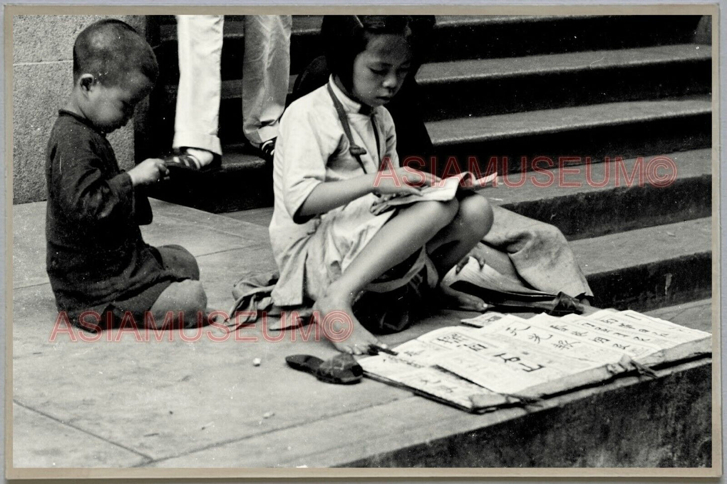 40s Girl Boy Newspaper Books HONG KONG VINTAGE PHOTO POSTCARD RPPC 750 香港舊照片明信片