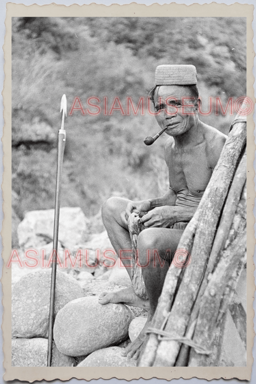 50s PHILIPPINES LUZON TRIBE MAN SMOKING PIPE DART HOUSE HUT Vintage Photo 24213