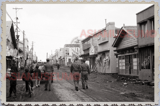 50s JAPAN TOKYO AMERICAN ARMY SOLDIER BACK STREET SHOP BAR Vintage Photo 25946