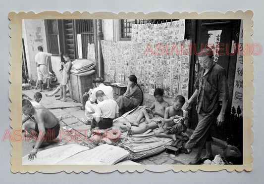 YOUNG MAN READ BOOK MAGAZINE BACK STREET B&W VINTAGE HONG KONG Photo 23448 香港旧照片