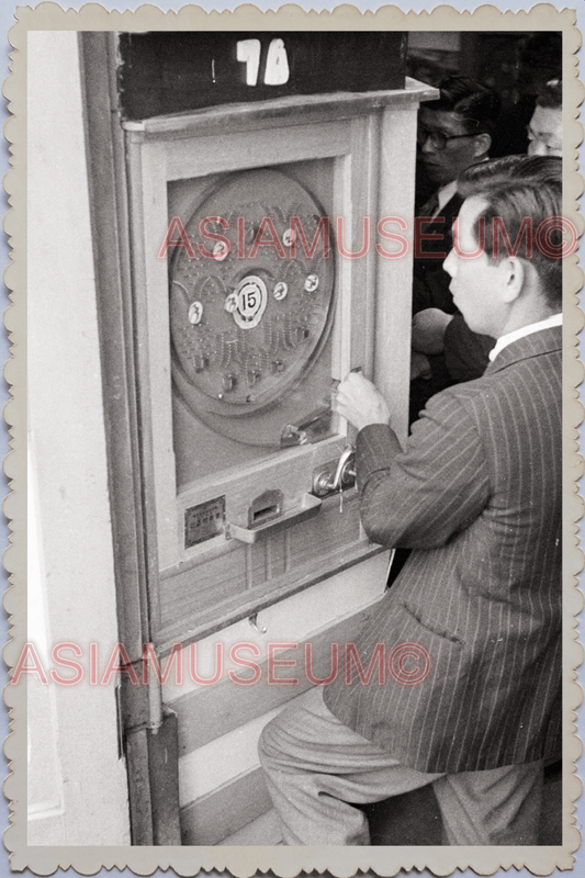 40s WW2 JAPAN TOKYO STREET SCENE MAN WESTERN SUIT GAME PACHINKO SHOP Photo 26100