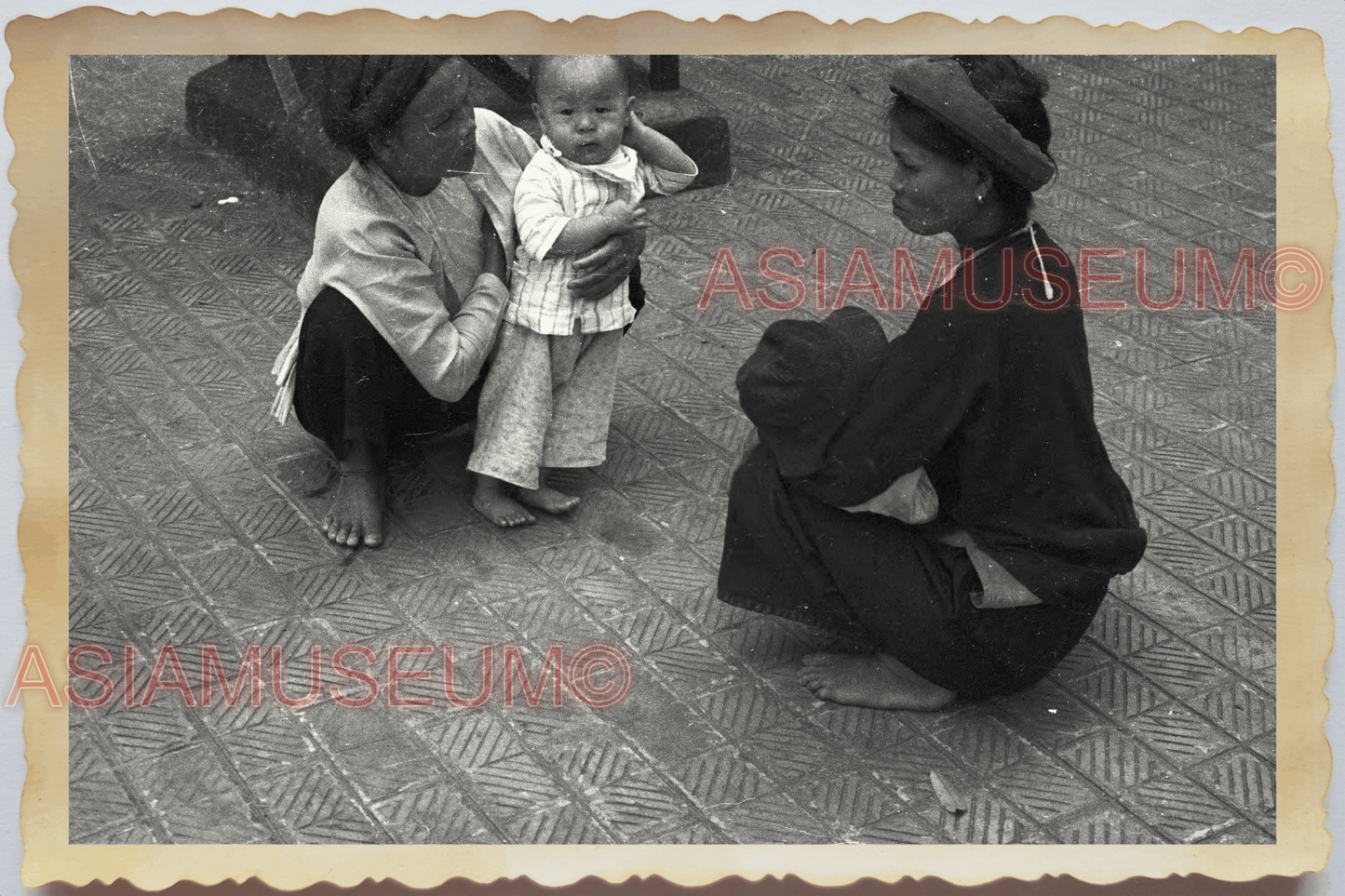 40s WW2 Vietnam STREET SCENE MARKET WOMEN LADY BOY STRAW HAT Vintage Photo 04303