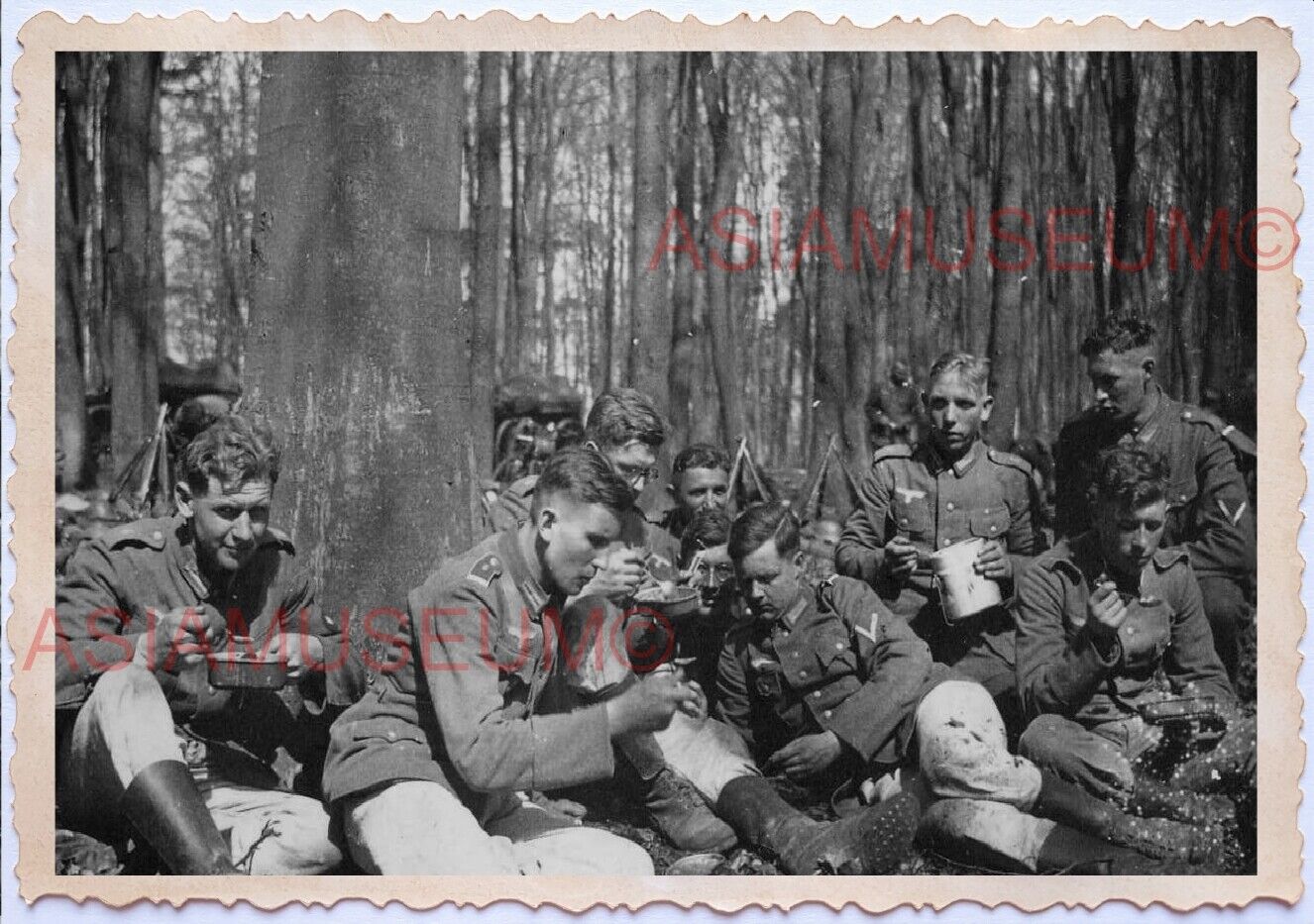 WWii D-DAY NORMANDY EUROPE ARMY SOLDIER Military Enjoy Lunch Train Photo A16