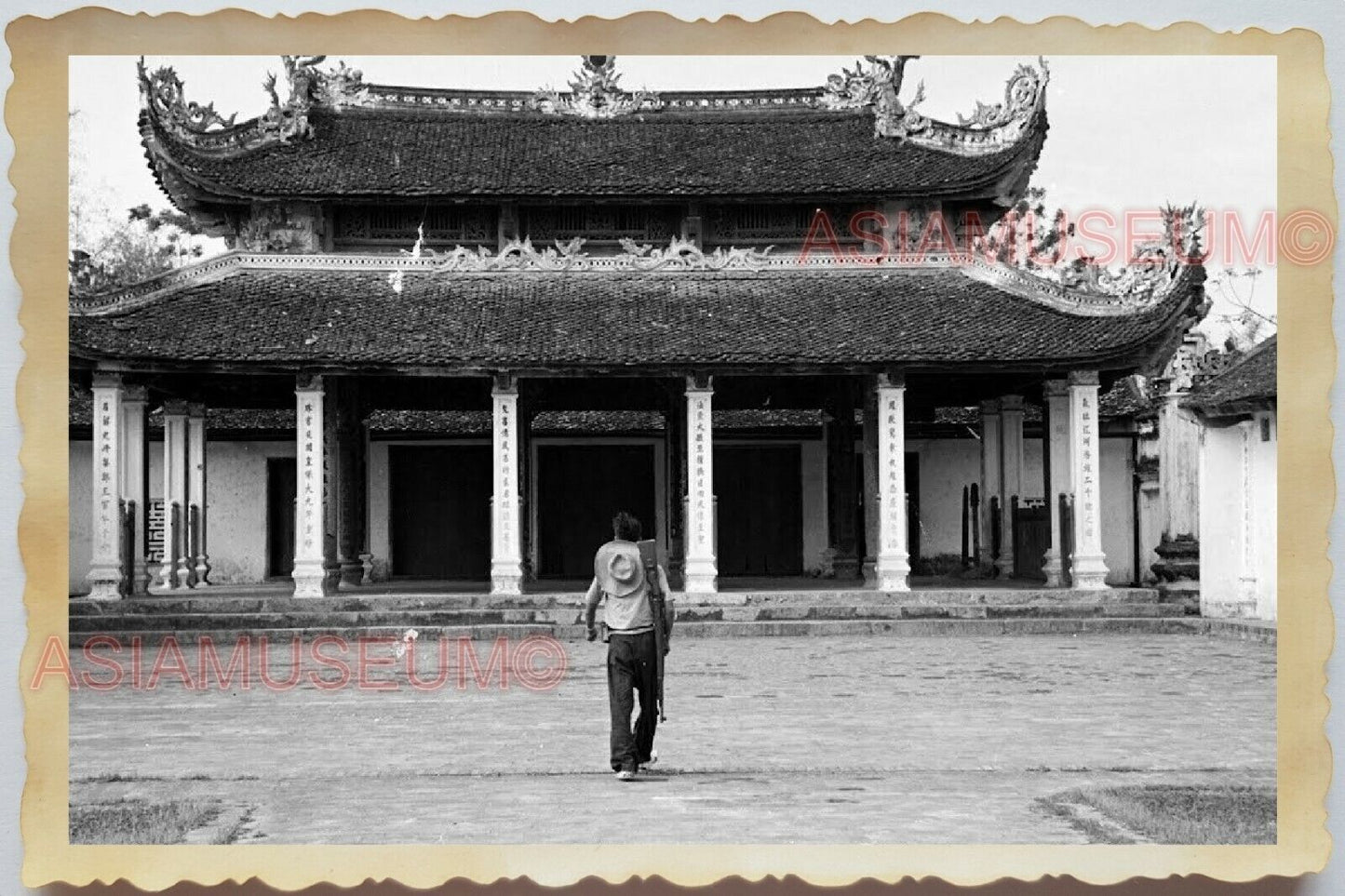 50s Vietnam SAIGON CHINESE BUDDHIST TEMPLE WORSHIP MAN OLD Vintage Photo #1682