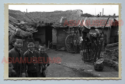 1940s VILLAGE BOY WOMEN HOUSE HUT B&W Vintage China Shanghai Photo #251 中国上海老照片