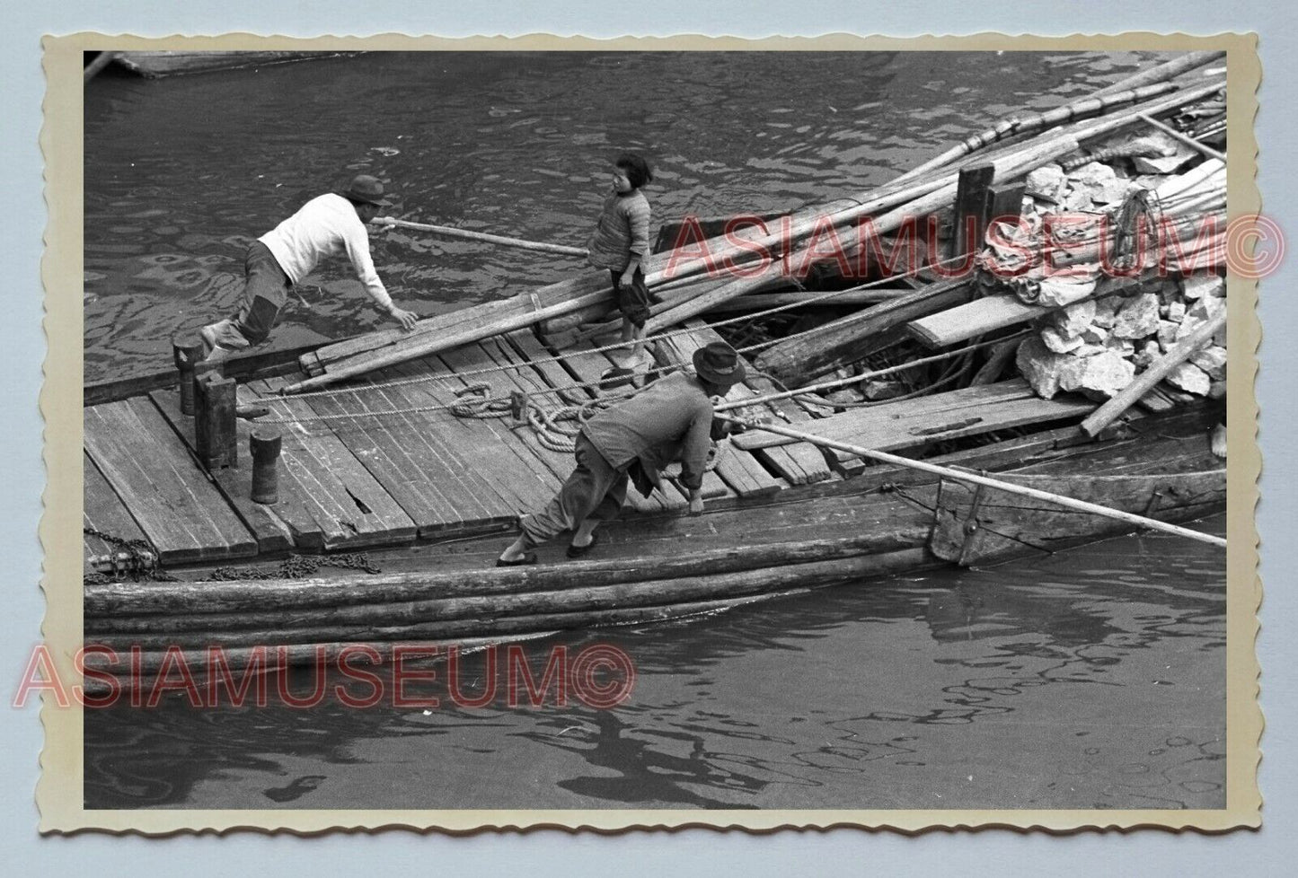 1940s MAN STEERING SAMPAN BOAT RIVER Vintage China Shanghai Photo #198 中国上海老照片