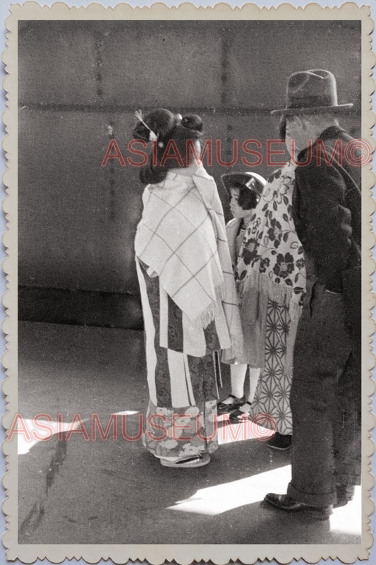 40s WW2 JAPAN TOKYO STREET GEISHA MAN WESTERN SUIT TALK Vintage Old Photo 15930