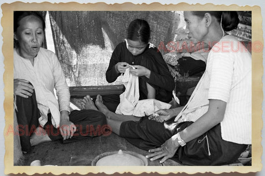 50s Vietnam SAIGON STREET SCENE MARKET LADY FOOD FRUIT OLD Vintage Photo 1400