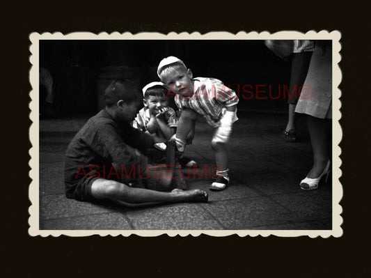 1940s CHINESE CHINA SHOE SHINE BOY BRITISH STREET Vintage Hong Kong Photo #1713