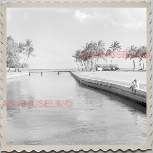 50s HAWAII OAHU HONOLULU WAIKIKI BOY FISHING SEA VINTAGE AMERICA USA Photo 9924