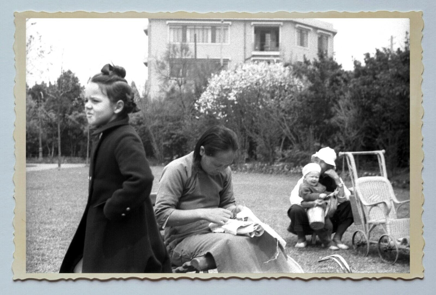 1940s WOMEN CHILDREN GIRL PLAY PARK  Vintage China Shanghai Photo 中国上海老照片 #118