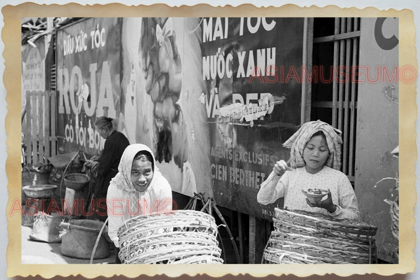 WW2 Vietnam War Saigon Street Scene Women Lady Market Seller Vintage Photo #785