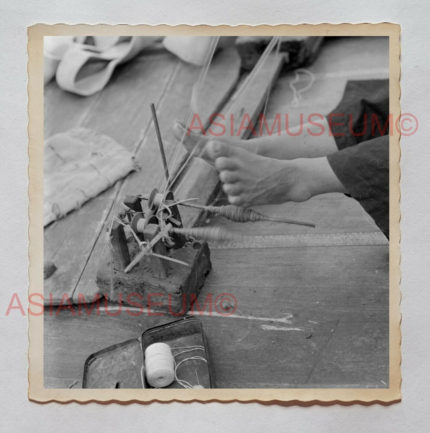 WOMEN LADY SEWING MACHINE REPAIR CLOTHES B&W Vintage Hong Kong Photo 香港旧照片 26863