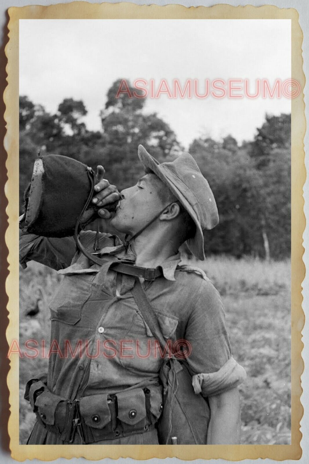 50s Vietnam SAIGON VILLAGE SOLDIER HUNTING  WAR Army AMERICA Vintage Photo 954