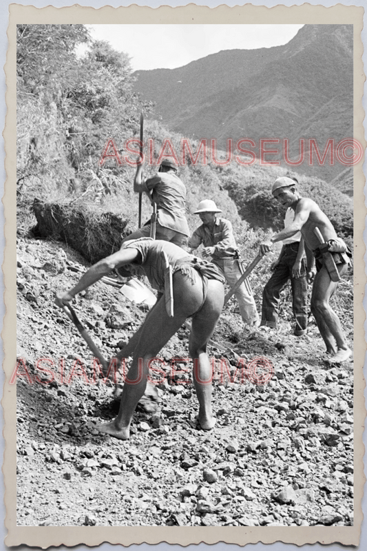 50s PHILIPPINES TRIBE MAN ROCK ROAD LABOR TOPLESS MOUNTAIN Vintage Photo 24301