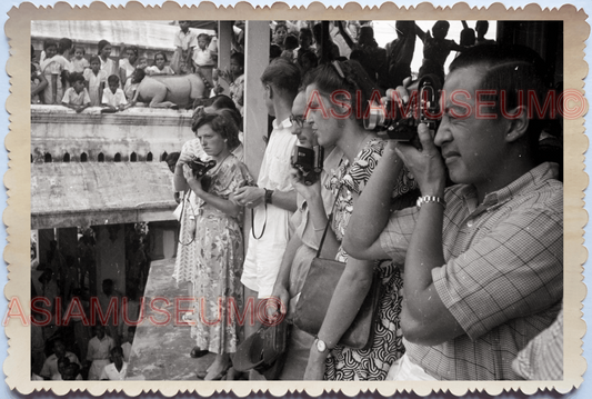 WW2 British Camera Sri Mariamman Temple Street Man Vintage Singapore Photo 24043