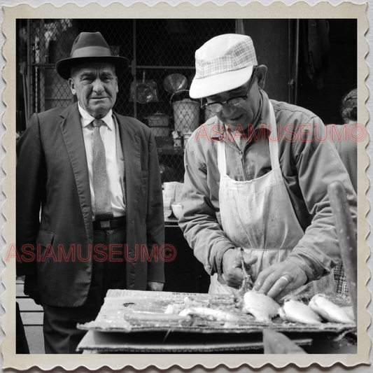 50s MANHATTAN NEW YORK CITY STREET SCENE MAN FISH MARKET VINTAGE USA Photo 10980