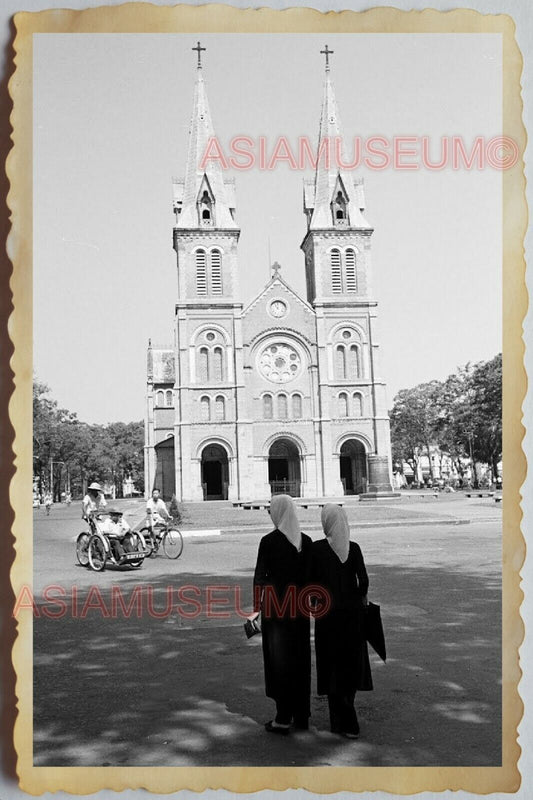 50s Vietnam SAIGON STREET CHURCH NOTRE DAME TRISHAW NUN SCENE Vintage Photo 738