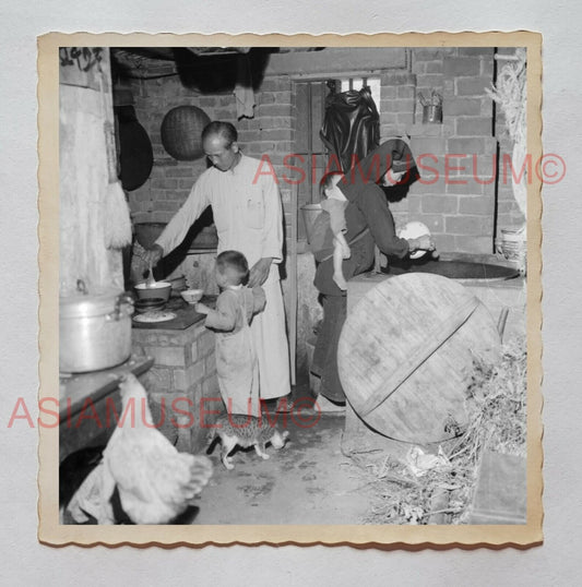 KITCHEN VILLAGE HOUSE LADY CHILDREN COOKING Vintage Hong Kong Photo 27068 香港旧照片