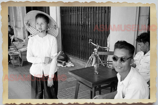 50s Vietnam War Saigon Street Cafe Shop Seller Hat Vendor Vintage Photo #1089