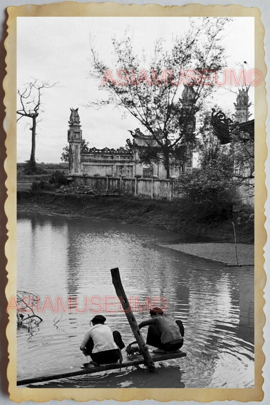 50s Vietnam SAIGON WOMEN RIVERSIDE WASHING BUDDHIST TEMPLE WAR Vintage Photo 961