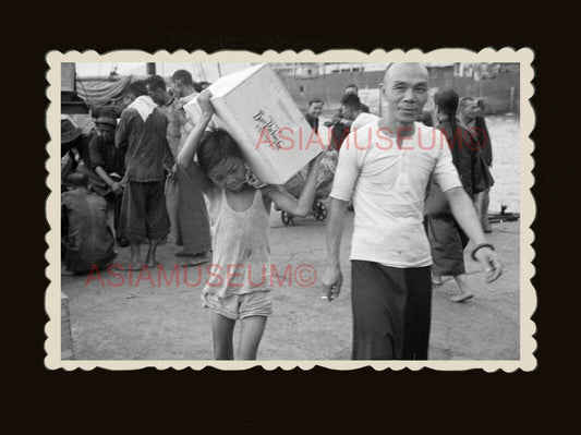 1940s BOY MAN CRATE CARGO PIER SHIP BOAT HARBOR Old 香港老相片 Hong Kong Photo #1811