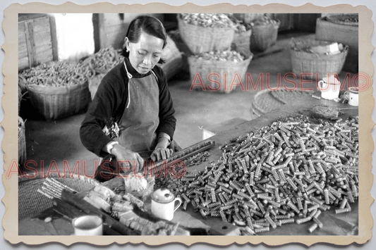 40s MACAU MACAO WOMEN YOUNG LADY FIRECRACKER WORKER  Vintage Photo 澳门旧照片 30300