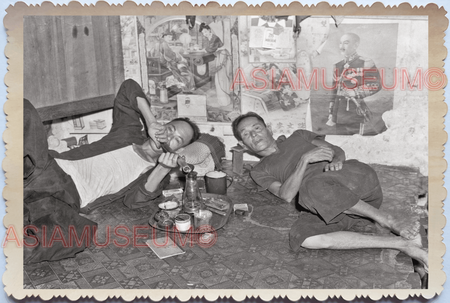 WW2 BRITISH OPIUM DEN MAN SMOKING PIPE LYING DOWN VINTAGE SINGAPORE PHOTO 30448