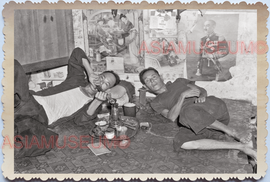 WW2 BRITISH OPIUM DEN MAN SMOKING PIPE LYING DOWN VINTAGE SINGAPORE PHOTO 30448