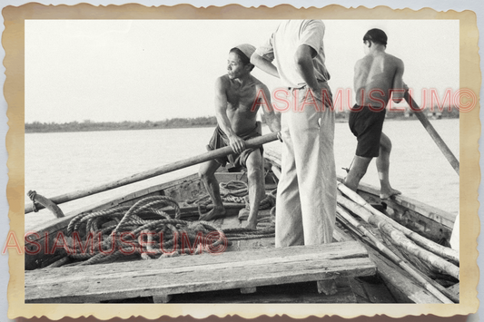 40s WW2 Vietnam HOUSEBOAT MAN ROWING SAMPAN BOAT TOPLESS OLD Vintage Photo 04277