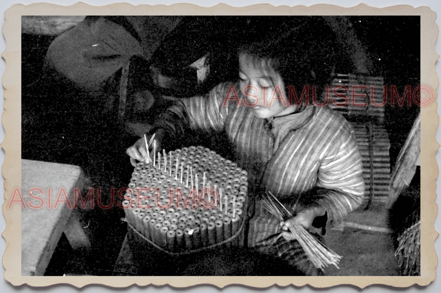 40's MACAU MACAO Young Girl Firecracker Factory Worker Vintage Photo 澳门旧照片 27460