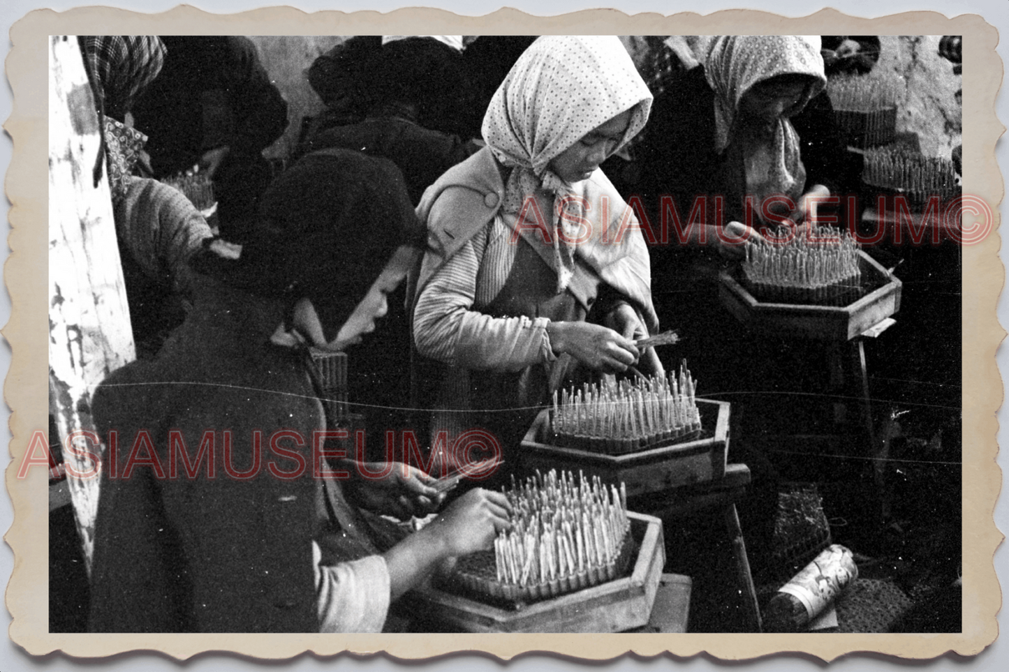 40's MACAU MACAO Women Lady Firecracker Factory Worker Vintage Photo 澳门旧照片 27037