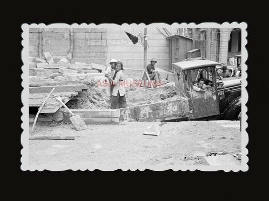 1950s MAN WOMEN LABOR CONSTRUCTION BUILDING TRUCK SHOVEL Hong Kong Photo #1276