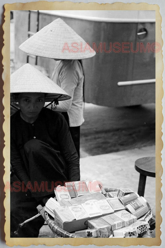 50s Vietnam SAIGON WOMEN BEAUTIFUL YOUNG LADY STREET VENDOR Vintage Photo #852