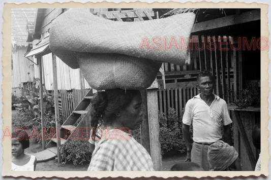 50s PHILIPPINES PORT COOLIE WOMEN CARRY CARGO MAN SHIPPING Vintage Photo 29563